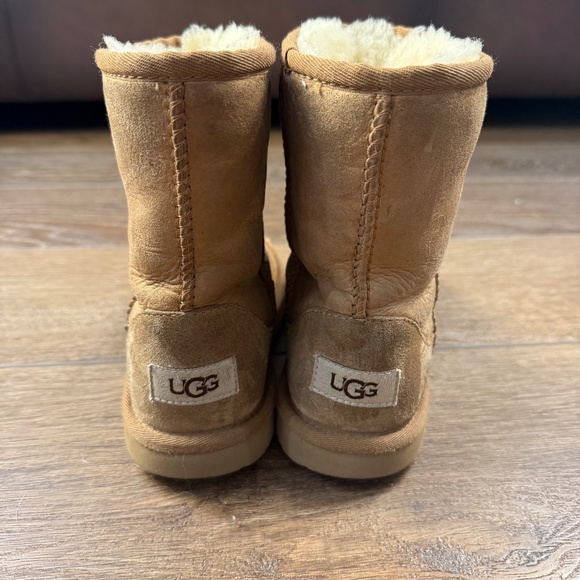 UGG Girls Short Chestnut Brown Pull-On Boots, Size 2, Fair Condition, Winter - Picture 4 of 12